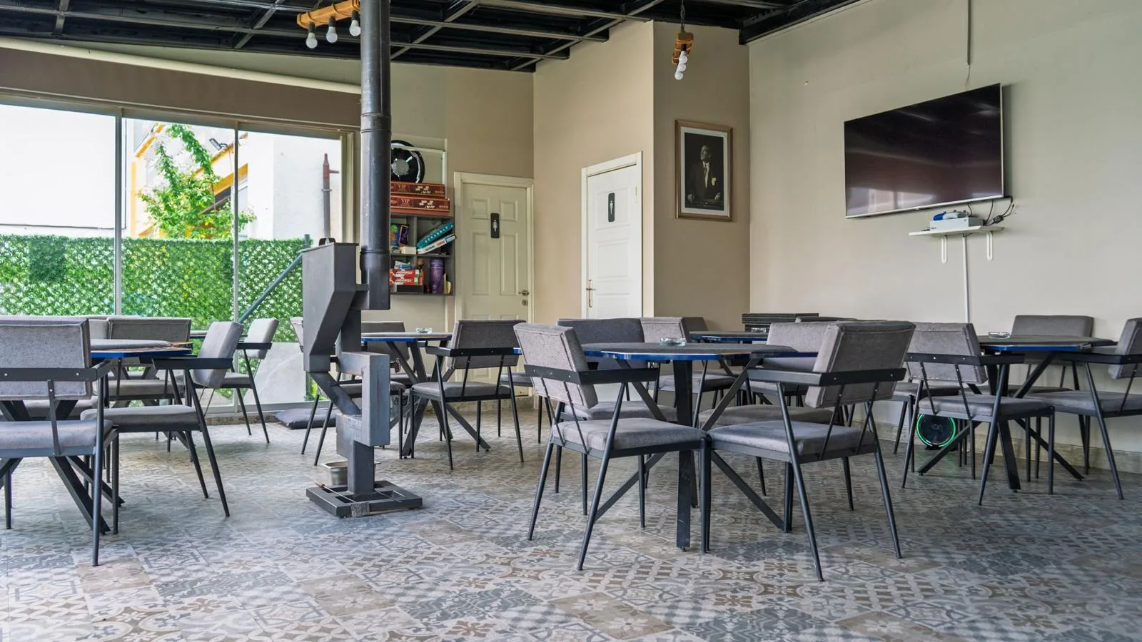 NasCar Cafe kapalı oturma alanı
